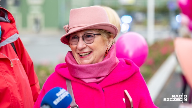 Fot. Robert Stachnik [Radio Szczecin] Różowy korowód na ulicach Szczecina. "Badajmy się!" [ZDJĘCIA]