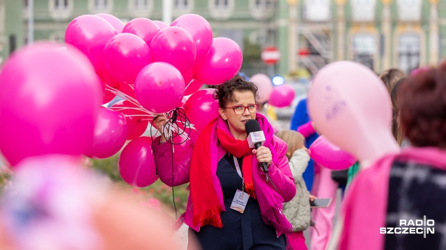 Fot. Robert Stachnik [Radio Szczecin] Różowy korowód na ulicach Szczecina. "Badajmy się!" [ZDJĘCIA]