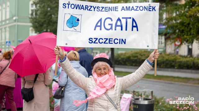 Fot. Robert Stachnik [Radio Szczecin] Różowy korowód na ulicach Szczecina. "Badajmy się!" [ZDJĘCIA]