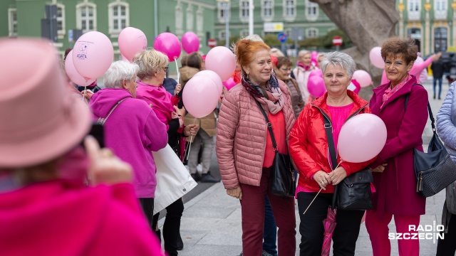 Fot. Robert Stachnik [Radio Szczecin] Różowy korowód na ulicach Szczecina. "Badajmy się!" [ZDJĘCIA]