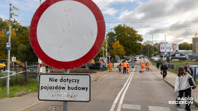 Fot. Robert Stachnik [Radio Szczecin] Zamknięty przejazd kolejowy przy ul. Jagielońskiej [WIDEO, ZDJĘCIA]