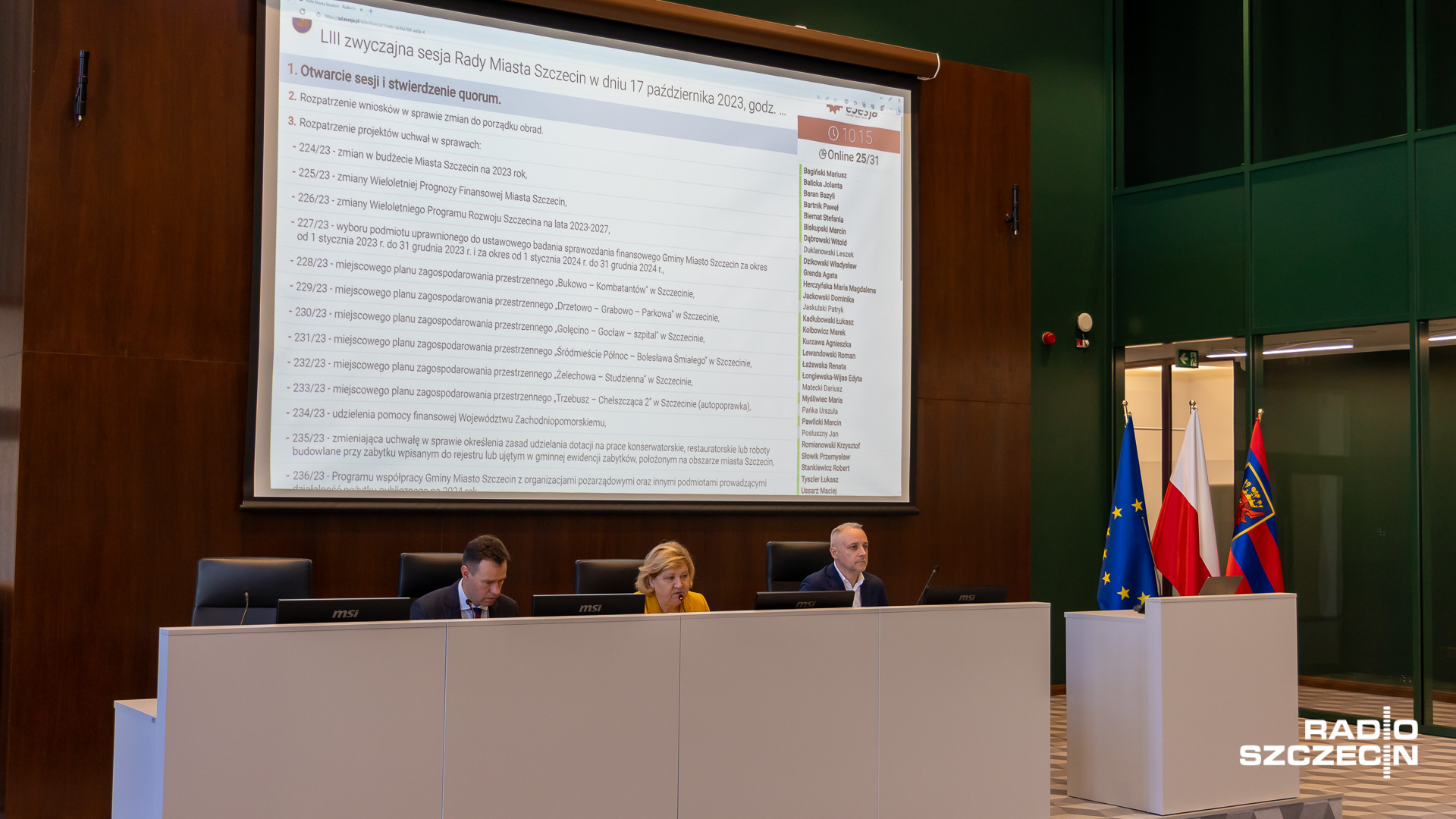 Dodatkowe nieco ponad 13 milionów złotych na podwyżki płac dla pracowników komunikacji miejskiej - radni zgodzili się na taką poprawkę do budżetu w czasie trwającej właśnie sesji szczecińskiej Rady Miasta.