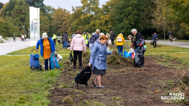 Fot. Robert Stachnik [Radio Szczecin] Kwiaty znikają sprzed Pomnika Czynu Polaków. Miasto rozdaje je za darmo [ZDJĘCIA]