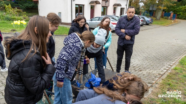 Fot. Robert Stachnik [Radio Szczecin] Dzieciaki sadzą kwitnące "pola nadziei" przy hospicjum [WIDEO, ZDJĘCIA]