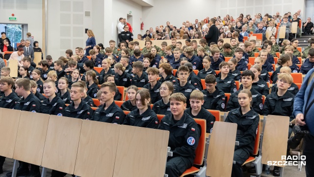 Fot. Robert Stachnik [Radio Szczecin] Święto klas mundurowych w szczecińskim VII LO [WIDEO, ZDJĘCIA]