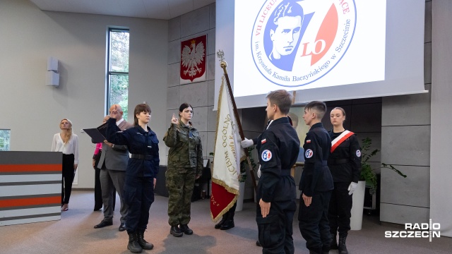 Fot. Robert Stachnik [Radio Szczecin] Święto klas mundurowych w szczecińskim VII LO [WIDEO, ZDJĘCIA]