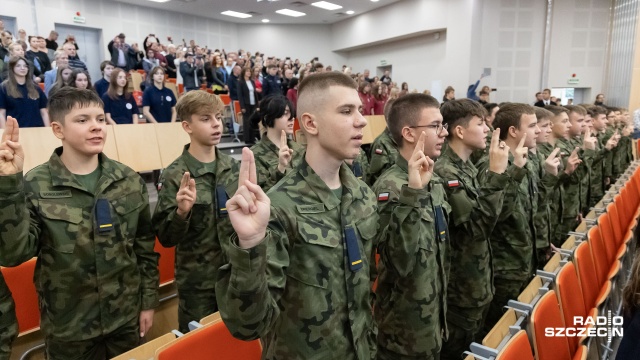 Fot. Robert Stachnik [Radio Szczecin] Święto klas mundurowych w szczecińskim VII LO [WIDEO, ZDJĘCIA]