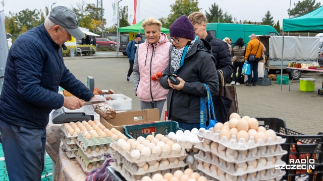 Fot. Robert Stachnik [Radio Szczecin] Na bazarku na Bronowickiej... [WIDEO, ZDJĘCIA]