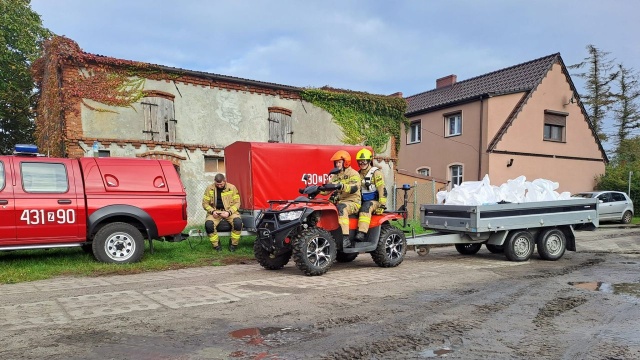 W akcji brali udział strażacy z Goleniowa i Lubczyny. źródło: https://www.facebook.com/OSPLubczyna Wały przeciekały. Strażacy do pracy [ZDJĘCIA]