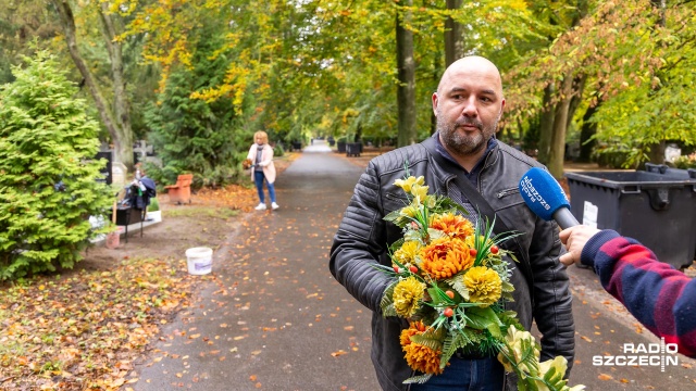 Fot. Robert Stachnik [Radio Szczecin] Cmentarz Centralny. To był dobry dzień na sprzątanie [WIDEO, ZDJĘCIA]