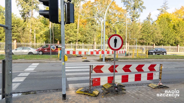 Fot. Robert Stachnik [Radio Szczecin] Światła na Mieszka I koło cmentarza. Sygnalizacja jeszcze w październiku
[WIDEO, ZDJĘCIA]