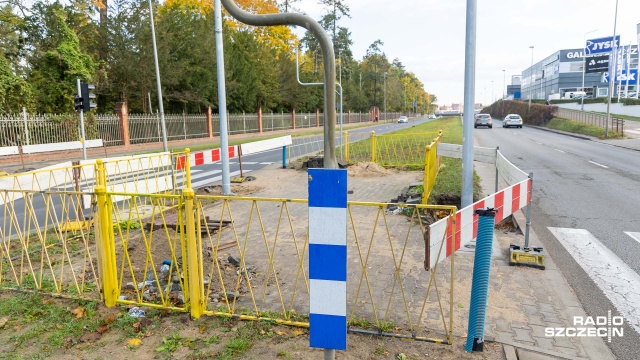Fot. Robert Stachnik [Radio Szczecin] Światła na Mieszka I koło cmentarza. Sygnalizacja jeszcze w październiku
[WIDEO, ZDJĘCIA]