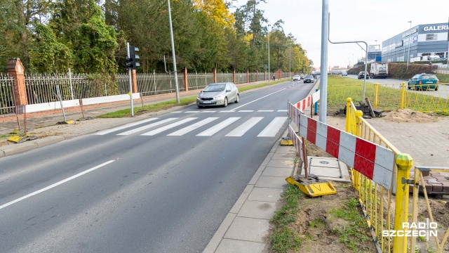 Fot. Robert Stachnik [Radio Szczecin] Światła na Mieszka I koło cmentarza. Sygnalizacja jeszcze w październiku
[WIDEO, ZDJĘCIA]
