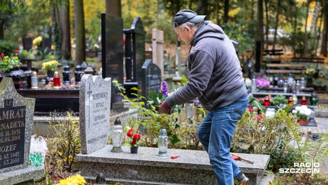 Fot. Robert Stachnik [Radio Szczecin] Tłumy na cmentarzu, czyli wielkie sprzątanie [ZDJĘCIA]