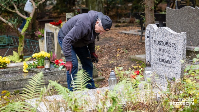 Fot. Robert Stachnik [Radio Szczecin] Tłumy na cmentarzu, czyli wielkie sprzątanie [ZDJĘCIA]