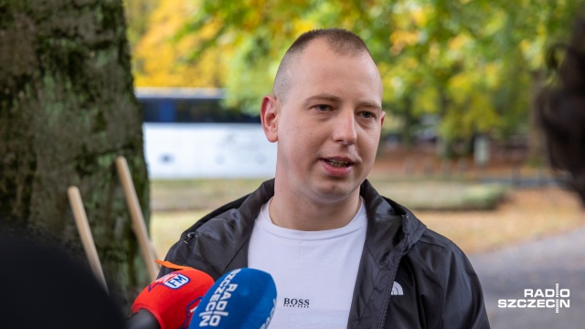 Fot. Robert Stachnik [Radio Szczecin] Osadzeni pracują na Cmentarzu Centralnym. Umowa z IPN [WIDEO, ZDJĘCIA]