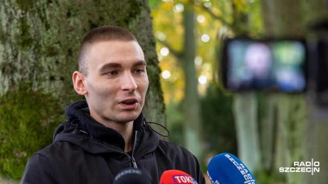 Fot. Robert Stachnik [Radio Szczecin] Osadzeni pracują na Cmentarzu Centralnym. Umowa z IPN [WIDEO, ZDJĘCIA]