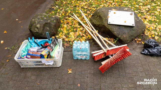 Fot. Robert Stachnik [Radio Szczecin] Osadzeni pracują na Cmentarzu Centralnym. Umowa z IPN [WIDEO, ZDJĘCIA]