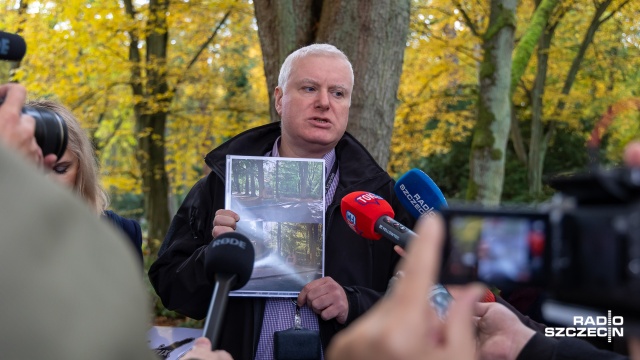 Fot. Robert Stachnik [Radio Szczecin] Osadzeni pracują na Cmentarzu Centralnym. Umowa z IPN [WIDEO, ZDJĘCIA]