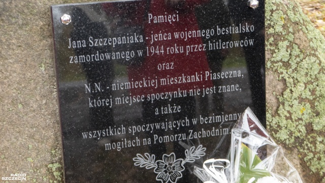 Fot. Maciej Papke [Radio Szczecin] Piaseczno. Pamiątkowa tablica [WIDEO, ZDJĘCIA]