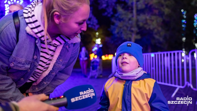 W piątkowy wieczór szczecińska Nibylandia przyciągnęła tłumy mieszkańców. Fot. Robert Stachnik [Radio Szczecin] "Garden of Lights", czyli bajkowa Arkonka [ZDJĘCIA]