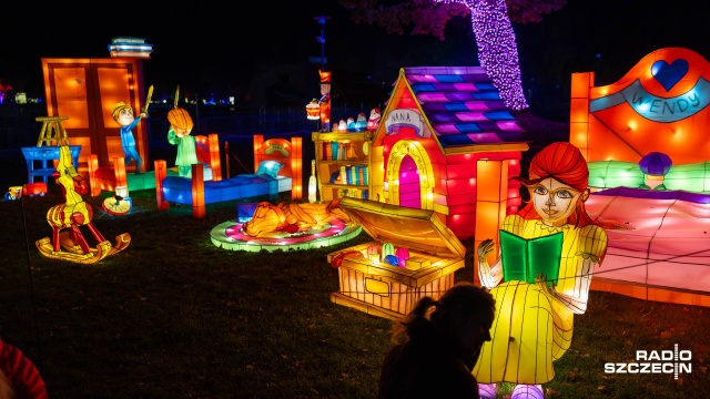 W piątkowy wieczór szczecińska Nibylandia przyciągnęła tłumy mieszkańców. Fot. Robert Stachnik [Radio Szczecin] "Garden of Lights", czyli bajkowa Arkonka [ZDJĘCIA]