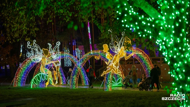 W piątkowy wieczór szczecińska Nibylandia przyciągnęła tłumy mieszkańców. Fot. Robert Stachnik [Radio Szczecin] "Garden of Lights", czyli bajkowa Arkonka [ZDJĘCIA]