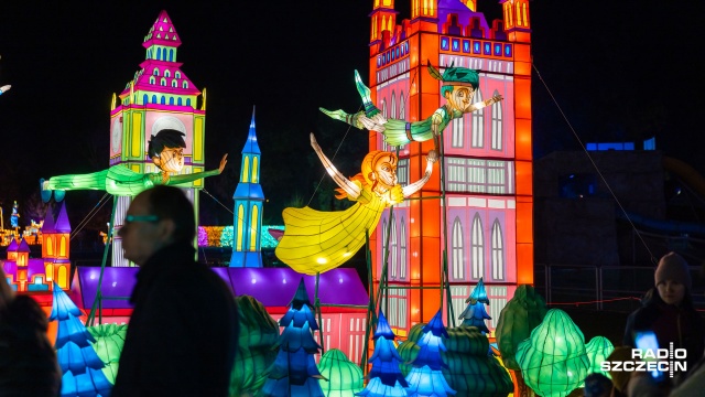 W piątkowy wieczór szczecińska Nibylandia przyciągnęła tłumy mieszkańców. Fot. Robert Stachnik [Radio Szczecin] "Garden of Lights", czyli bajkowa Arkonka [ZDJĘCIA]