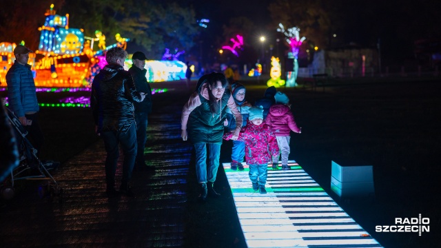 W piątkowy wieczór szczecińska Nibylandia przyciągnęła tłumy mieszkańców. Fot. Robert Stachnik [Radio Szczecin] "Garden of Lights", czyli bajkowa Arkonka [ZDJĘCIA]