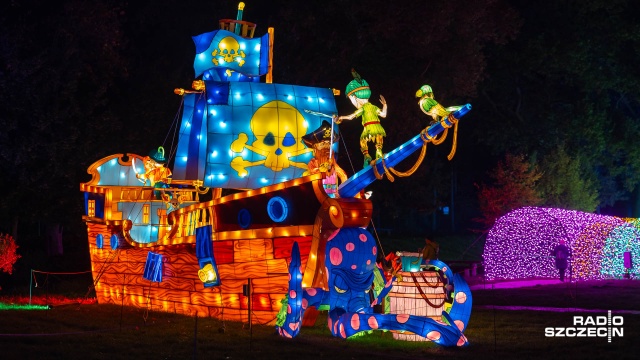 W piątkowy wieczór szczecińska Nibylandia przyciągnęła tłumy mieszkańców. Fot. Robert Stachnik [Radio Szczecin] "Garden of Lights", czyli bajkowa Arkonka [ZDJĘCIA]
