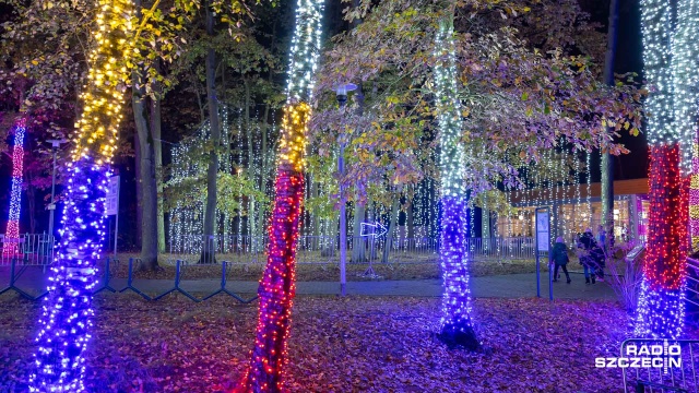 W piątkowy wieczór szczecińska Nibylandia przyciągnęła tłumy mieszkańców. Fot. Robert Stachnik [Radio Szczecin] "Garden of Lights", czyli bajkowa Arkonka [ZDJĘCIA]