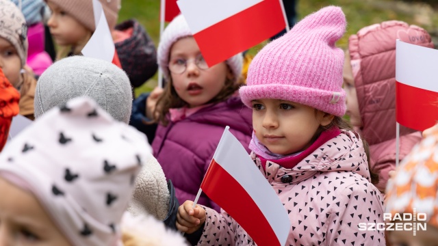 Fot. Robert Stachnik [Radio Szczecin] Dzieci z "Chochlika" śpiewały z żołnierzami pieśni patriotyczne [WIDEO, ZDJĘCIA]