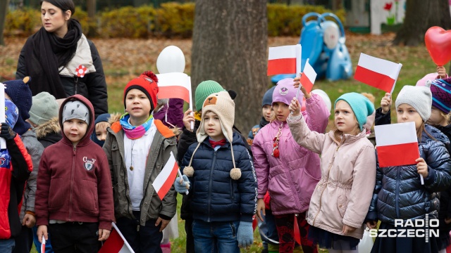 Fot. Robert Stachnik [Radio Szczecin] Dzieci z "Chochlika" śpiewały z żołnierzami pieśni patriotyczne [WIDEO, ZDJĘCIA]