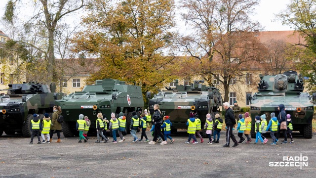 Fot. Robert Stachnik [Radio Szczecin] Szczecińskie przedszkolaki odwiedziły koszary wojskowe [WIDEO, ZDJĘCIA]