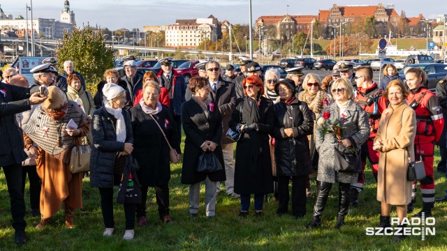 Fot. Robert Stachnik [Radio Szczecin] Łasztownia: odsłonięcie tablic upamiętniających znanych kapitanów [ZDJĘCIA]