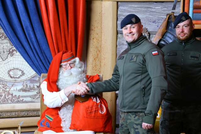 Sierżant Łukasz Agaś (z lewej) i starszy szeregowy specjalista Łukasz Chlebowski (z prawej) u Świętego Mikołaja w Rovaniemi, fot. Biuro Prasowe Wielonarodowego Korpusu Północno-Wschodniego Żołnierze ze szczecińskiego Korpusu z misją u św. Mikołaja [ZDJĘCIA]