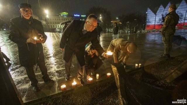 Fot. Maciej Papke [Radio Szczecin] Zapalili światełko w hołdzie ofiarom Stanu Wojennego [WIDEO, ZDJĘCIA]