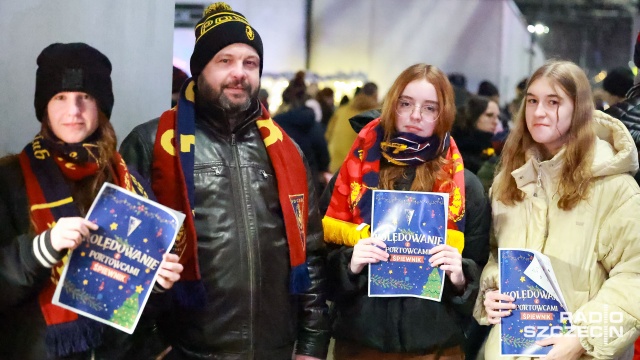 Fot. Robert Stachnik [Radio Szczecin] Wspólne kolędowanie na stadionie Pogoni [ZDJĘCIA]