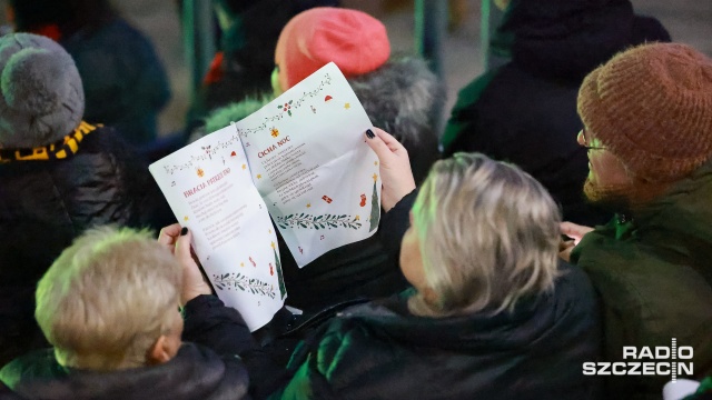 Fot. Robert Stachnik [Radio Szczecin] Wspólne kolędowanie na stadionie Pogoni [ZDJĘCIA]