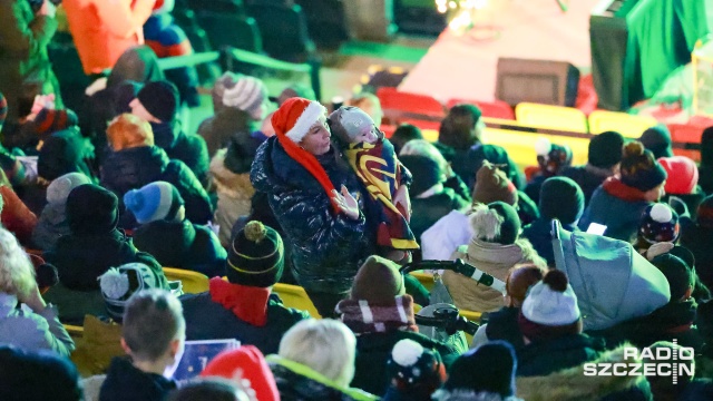Fot. Robert Stachnik [Radio Szczecin] Wspólne kolędowanie na stadionie Pogoni [ZDJĘCIA]