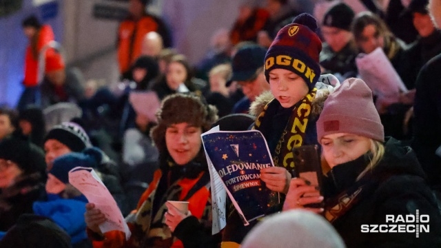 Fot. Robert Stachnik [Radio Szczecin] Wspólne kolędowanie na stadionie Pogoni [ZDJĘCIA]