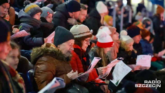 Fot. Robert Stachnik [Radio Szczecin] Wspólne kolędowanie na stadionie Pogoni [ZDJĘCIA]