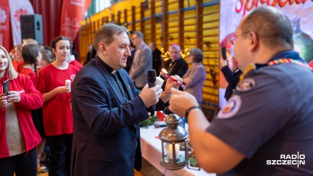 Fot. Robert Stachnik [Radio Szczecin] Kilkuset potrzebujących spotkało się na wspólnej Wigilii [WIDEO, ZDJĘCIA]