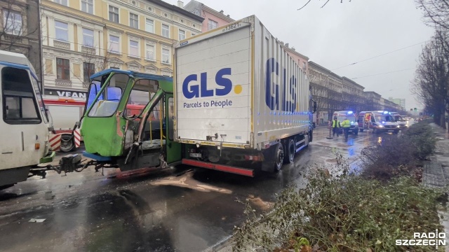 Ulica jest zablokowana w obu kierunkach. Fot. Robert Stachnik [Radio Szczecin] Tramwaj wypadł z szyn po zderzeniu z ciężarówką [AKTUALIZACJA, ZDJĘCIA]