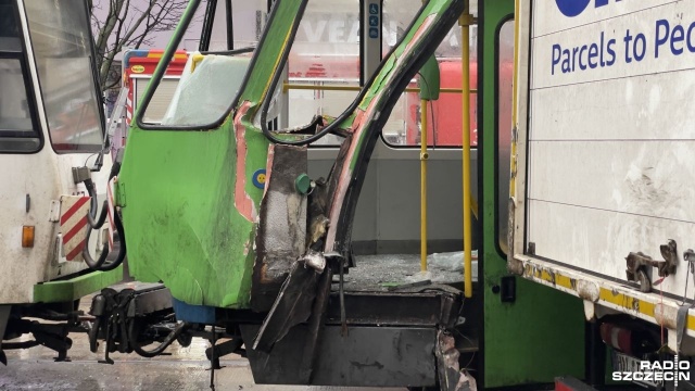 Ulica jest zablokowana w obu kierunkach. Fot. Robert Stachnik [Radio Szczecin] Tramwaj wypadł z szyn po zderzeniu z ciężarówką [AKTUALIZACJA, ZDJĘCIA]