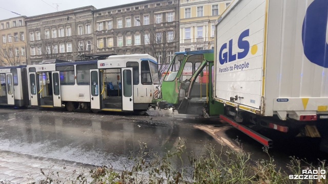Ulica jest zablokowana w obu kierunkach. Fot. Robert Stachnik [Radio Szczecin] Tramwaj wypadł z szyn po zderzeniu z ciężarówką [AKTUALIZACJA, ZDJĘCIA]