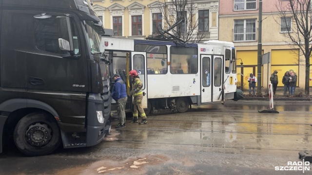 Ulica jest zablokowana w obu kierunkach. Fot. Robert Stachnik [Radio Szczecin] Tramwaj wypadł z szyn po zderzeniu z ciężarówką [AKTUALIZACJA, ZDJĘCIA]