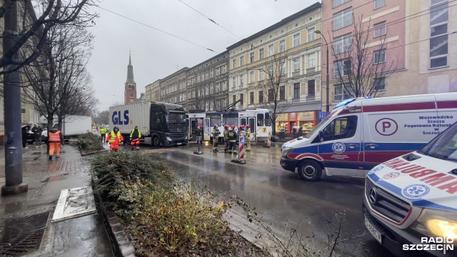 Ulica jest zablokowana w obu kierunkach. Fot. Robert Stachnik [Radio Szczecin] Tramwaj wypadł z szyn po zderzeniu z ciężarówką [AKTUALIZACJA, ZDJĘCIA]
