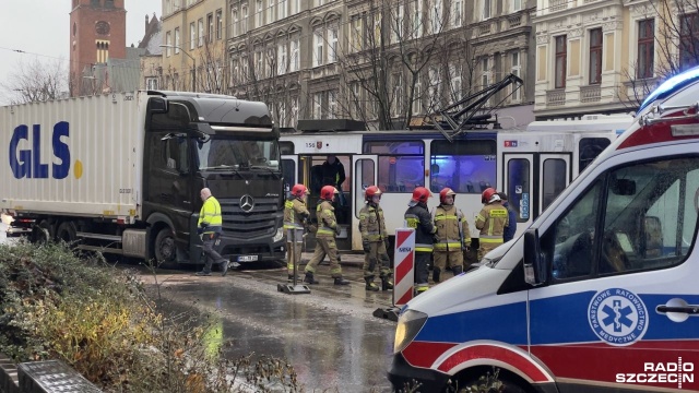 Ulica jest zablokowana w obu kierunkach. Fot. Robert Stachnik [Radio Szczecin] Tramwaj wypadł z szyn po zderzeniu z ciężarówką [AKTUALIZACJA, ZDJĘCIA]