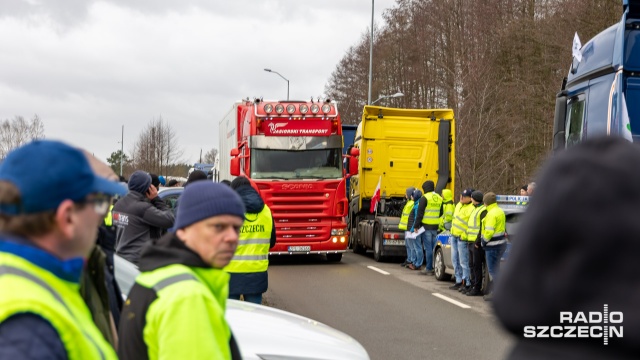 Fot. Robert Stachnik [Radio Szczecin] Ruszył (opóźniony) protest przewoźników. Na miejscu byli... saperzy [ZDJĘCIA, AKTUALIZACJE, RELACJE]